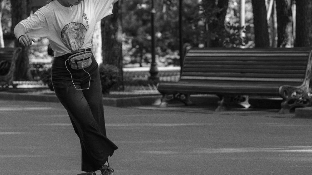 Skater auf einem Dancerlongboard im Park