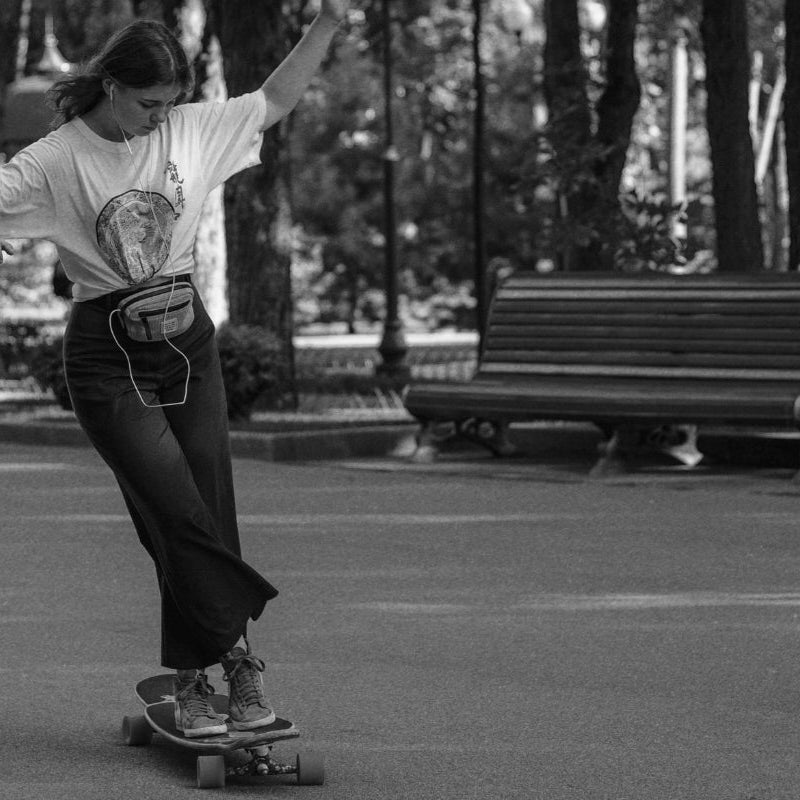 Skater auf einem Dancerlongboard im Park