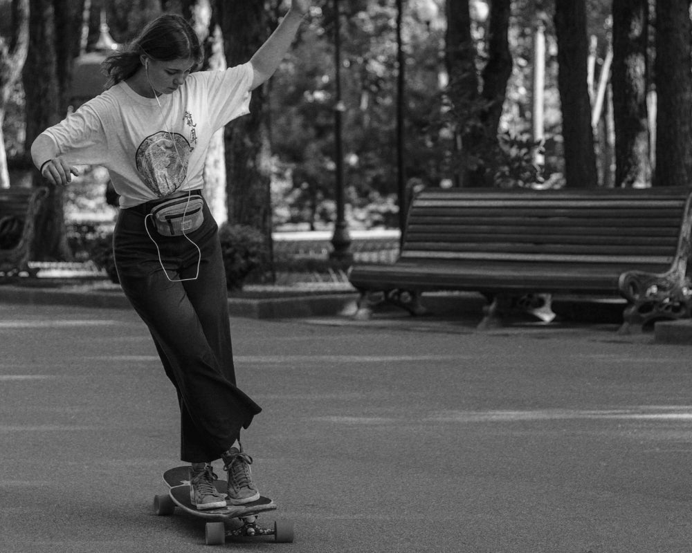 Skater auf einem Dancerlongboard im Park