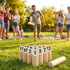 Wurfspiel im Einsatz auf der Wiese, Spieler beim Wurf